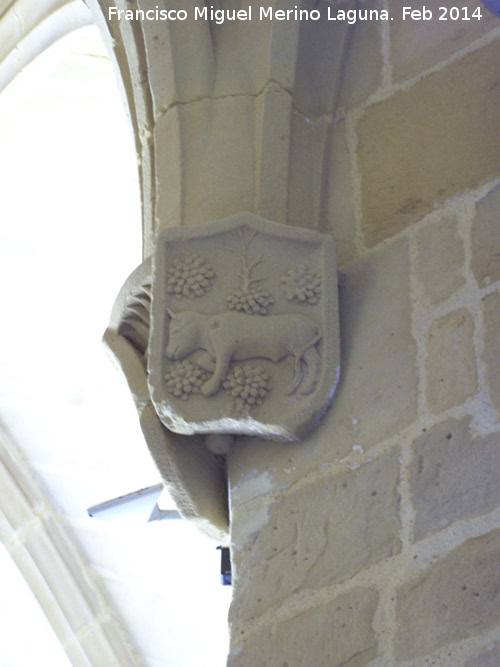 Colegiata de Santa Mara de los Reales Alczares. Claustro - Colegiata de Santa Mara de los Reales Alczares. Claustro. Escudo del Cannigo Becerra