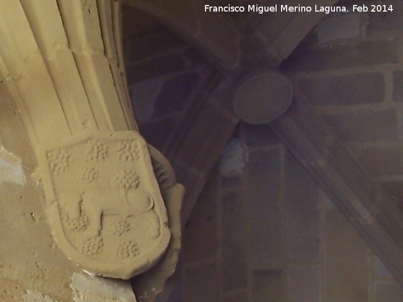 Colegiata de Santa Mara de los Reales Alczares. Claustro - Colegiata de Santa Mara de los Reales Alczares. Claustro. Escudo del Cannigo Becerra