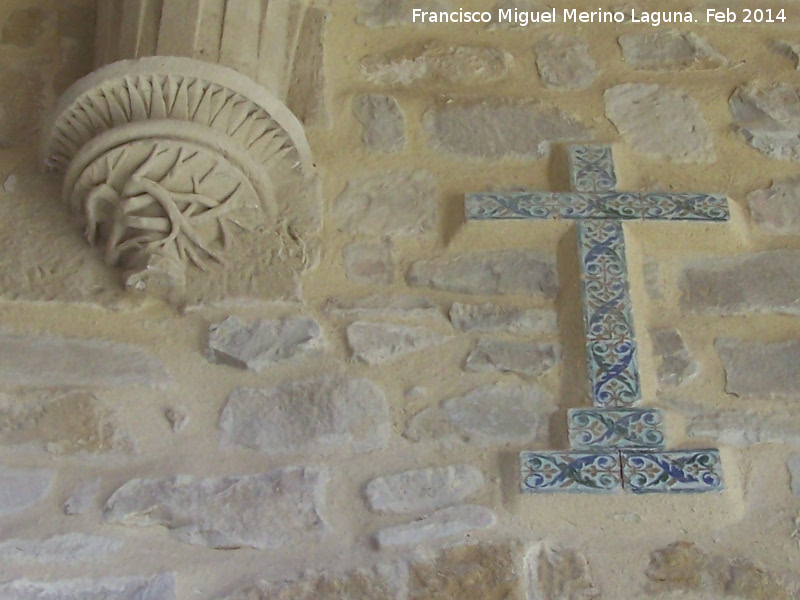 Colegiata de Santa Mara de los Reales Alczares. Claustro - Colegiata de Santa Mara de los Reales Alczares. Claustro. Mnsula y Cruz