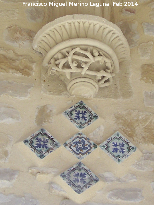 Colegiata de Santa Mara de los Reales Alczares. Claustro - Colegiata de Santa Mara de los Reales Alczares. Claustro. Azulejos en cruz y mnsula