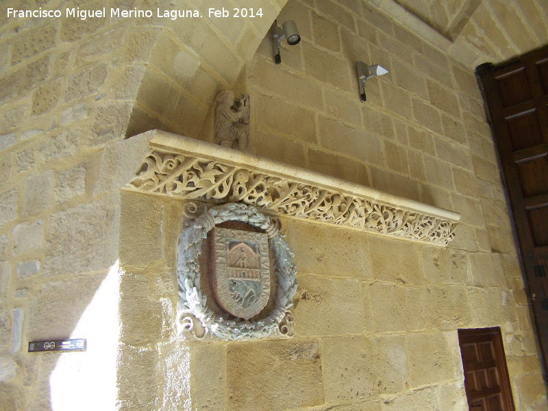 Colegiata de Santa Mara de los Reales Alczares. Claustro - Colegiata de Santa Mara de los Reales Alczares. Claustro. Nio con pjaro, cenefa y escudo policromado