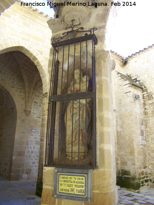 Colegiata de Santa Mara de los Reales Alczares. Claustro - Colegiata de Santa Mara de los Reales Alczares. Claustro. Virgen policromada del claustro