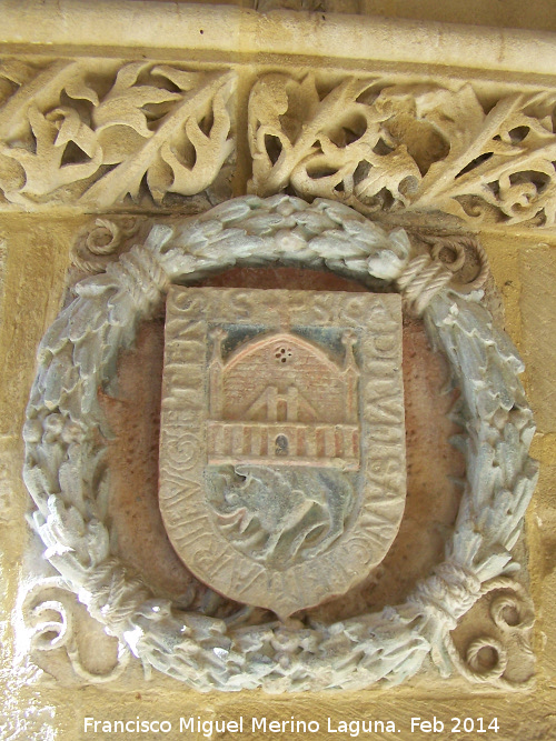 Colegiata de Santa Mara de los Reales Alczares. Claustro - Colegiata de Santa Mara de los Reales Alczares. Claustro. Escudo policromado