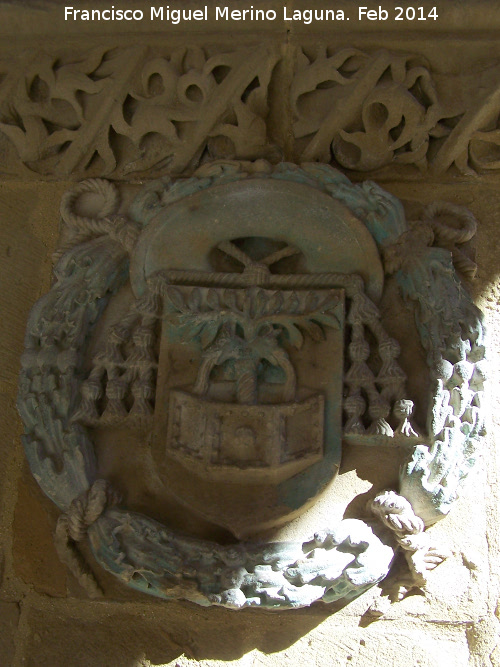 Colegiata de Santa Mara de los Reales Alczares. Claustro - Colegiata de Santa Mara de los Reales Alczares. Claustro. Escudo policromado del Obispo Alonso Suarez de la Fuente del Sauce