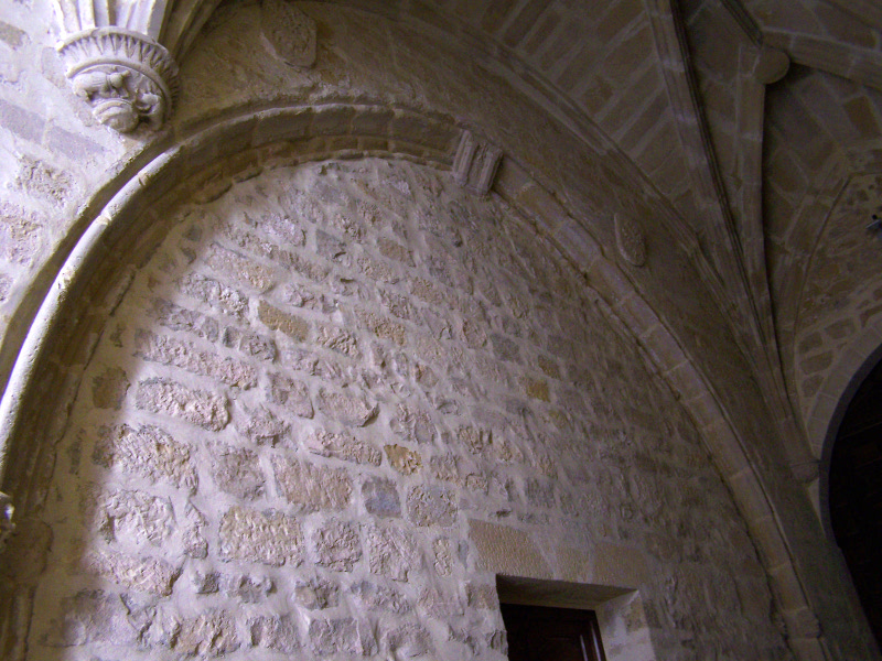 Colegiata de Santa Mara de los Reales Alczares. Claustro - Colegiata de Santa Mara de los Reales Alczares. Claustro. Capilla con escudos cegada