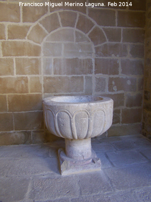 Colegiata de Santa Mara de los Reales Alczares. Capilla II del Claustro - Colegiata de Santa Mara de los Reales Alczares. Capilla II del Claustro. Pila bautismal