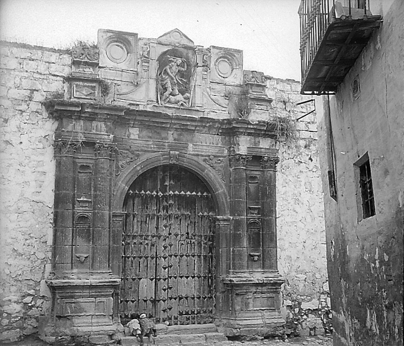 Iglesia de San Miguel - Iglesia de San Miguel. Foto antigua. Portada antes de retirarla