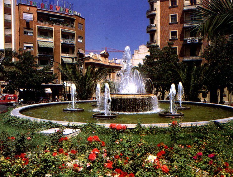 Fuente de la Glorieta de la Carretera Granada - Fuente de la Glorieta de la Carretera Granada. Foto antigua. En la Plaza de la Constitucin