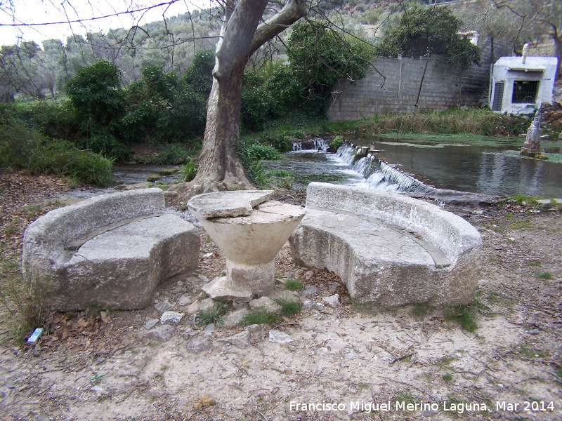 Estanque de Mata Bejid - Estanque de Mata Bejid. Mesa y bancos de piedra