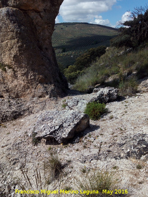 Piedra Virgen del Camello - Piedra Virgen del Camello. Bancos de piedra