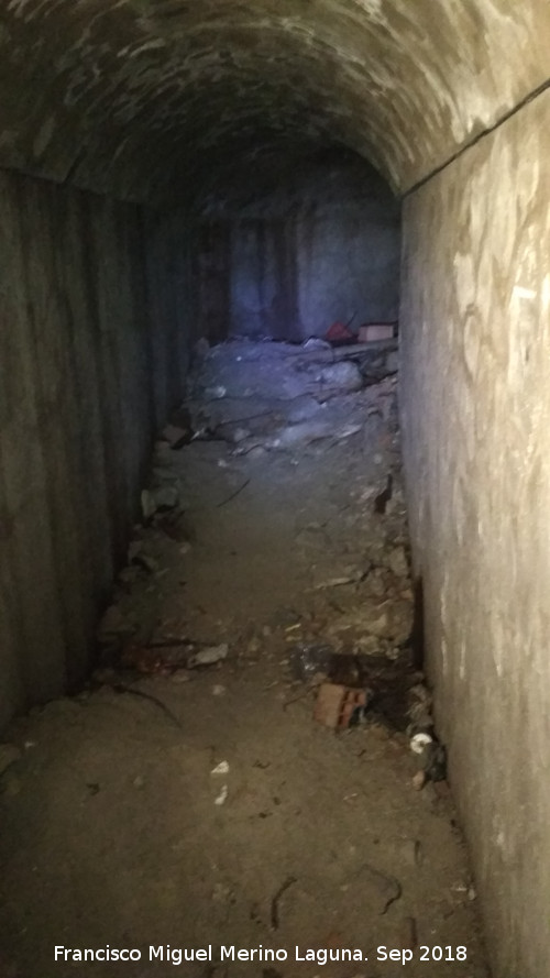 Refugio antiareo de la Escuela de Enfermera - Refugio antiareo de la Escuela de Enfermera. Pasillo cegado de tierra
