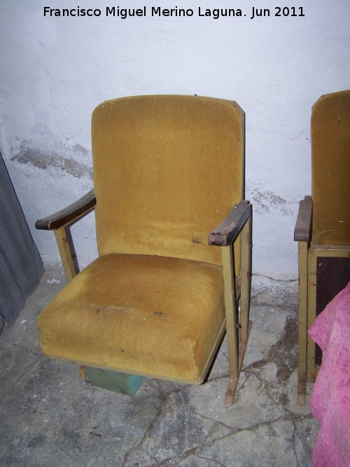 Teatro Darymelia - Teatro Darymelia. Antiguas butacas de madera terminadas en un cortijo en Los Villares