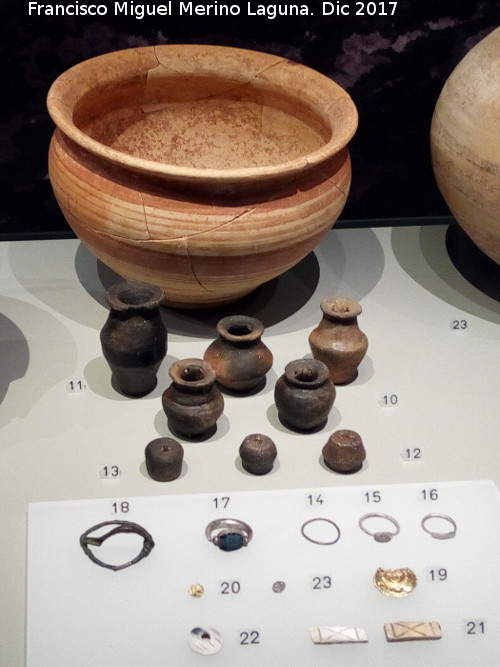 Necrpolis de la Carada - Necrpolis de la Carada. Ajuar de la Tumba del Anillo de Plata. Museo Ibero de Jan