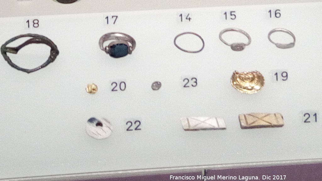 Necrpolis de la Carada - Necrpolis de la Carada. Ajuar de la Tumba del Anillo de Plata. Museo Ibero de Jan