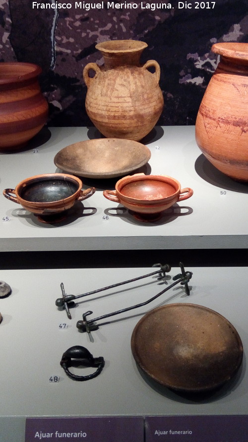 Necrpolis de la Carada - Necrpolis de la Carada. Ajuar de la Tumba de las dos Copas Jnicas. Museo Ibero de Jan