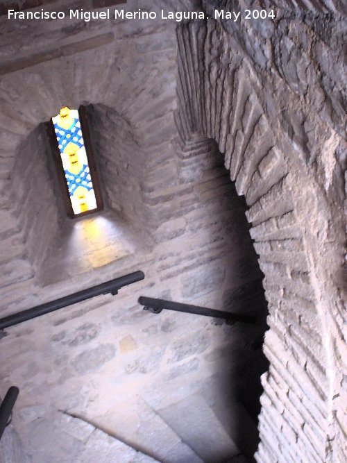Muralla de Jan. Torren del Conde de Torralba - Muralla de Jan. Torren del Conde de Torralba. Escaleras de acceso a la azotea iluminadas por una saetera hacia intramuros