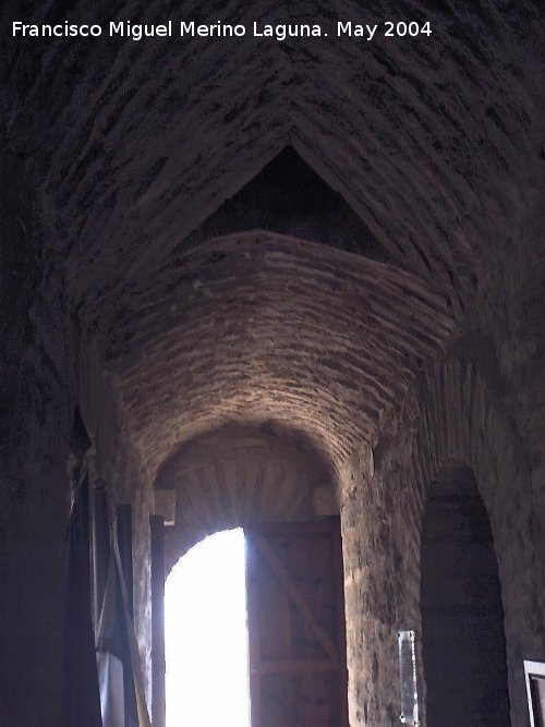 Muralla de Jan. Torren del Conde de Torralba - Muralla de Jan. Torren del Conde de Torralba. Pasillo, el hueco del techo comunica con la azotea