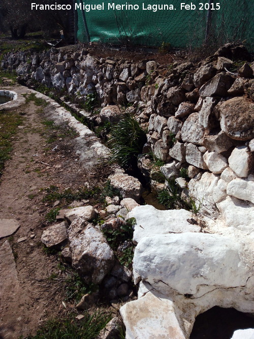 Fuente de El Cabo - Fuente de El Cabo. Antigua acequia que parte desde la fuente hasta el lavadero