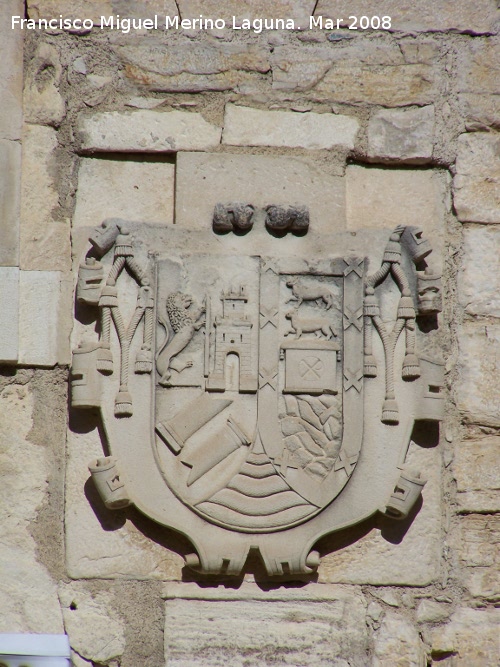 Palacio de Villardompardo - Palacio de Villardompardo. Escudo derecho falto de la parte superior, del Obispo Fray Benito Marn.