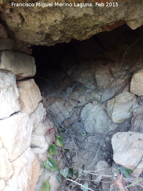 Mina de agua de El Jarillo - Mina de agua de El Jarillo. Interior de la mina colmatada de tierra y piedras