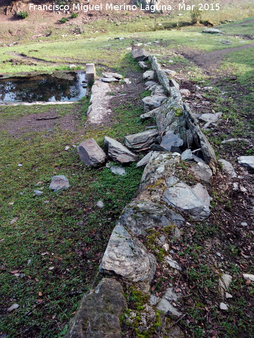 Pilar de la Zarzuela - Pilar de la Zarzuela. Lajas de piedra de proteccin del pilar