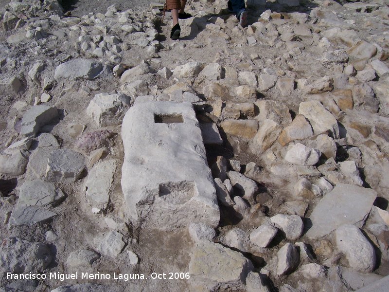 Villa romana del Cortijo de los Robles - Villa romana del Cortijo de los Robles. Piedra de soporte a la viga de una prensa