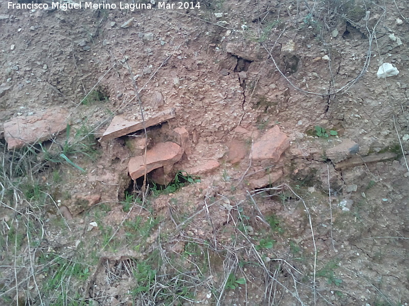 Yacimiento de la Loma del Pino - Yacimiento de la Loma del Pino. Losas de cermica o tgolas