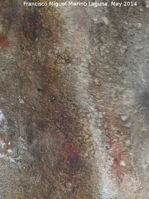 Pinturas rupestres de la Cueva del Montas - Pinturas rupestres de la Cueva del Montas. Antropomorfo central muy desvado