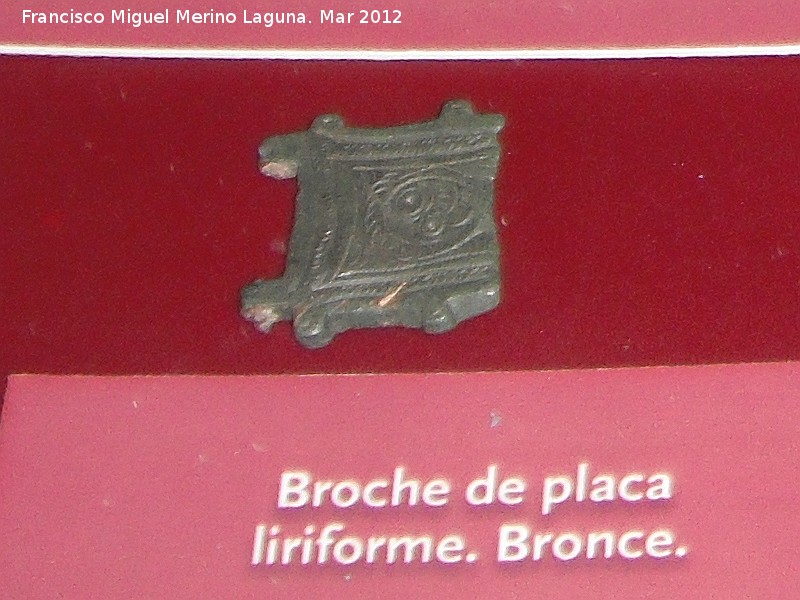 Historia de Jan. Visigodos - Historia de Jan. Visigodos. Broche de placa liriforme de bronce, siglos VI-VIII. Museo Provincial de Jan