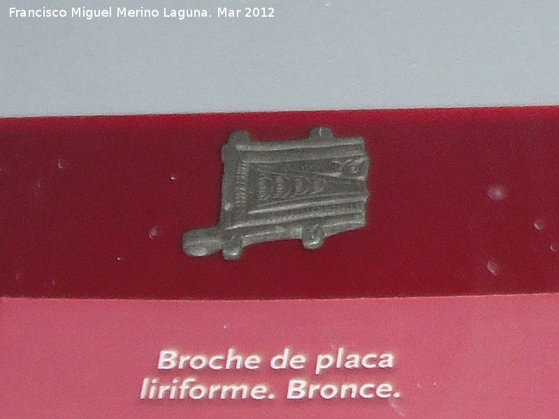 Historia de Jan. Visigodos - Historia de Jan. Visigodos. Broche de placa liriforme de bronce, siglos VI-VIII. Museo Provincial de Jan