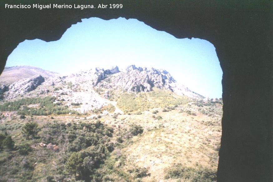 Cresta del Diablo - Cresta del Diablo. Parte superior de la Cresta vista desde una cueva del Cerro de la Llana