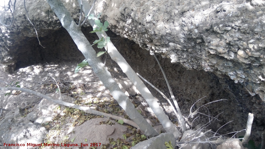 Plaza de Armas del Cerro de La Muela - Plaza de Armas del Cerro de La Muela. Cueva artificial