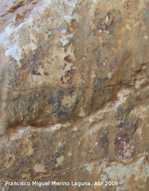 Pinturas rupestres del Frontn II - Pinturas rupestres del Frontn II. Restos de figuras en rojo en la parte superior izquierda del abrigo