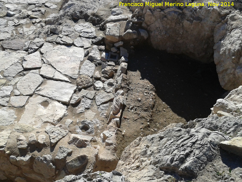 Oppidum Puente Tablas. Santuario - Oppidum Puente Tablas. Santuario. Cazoletas a la puerta de la cueva