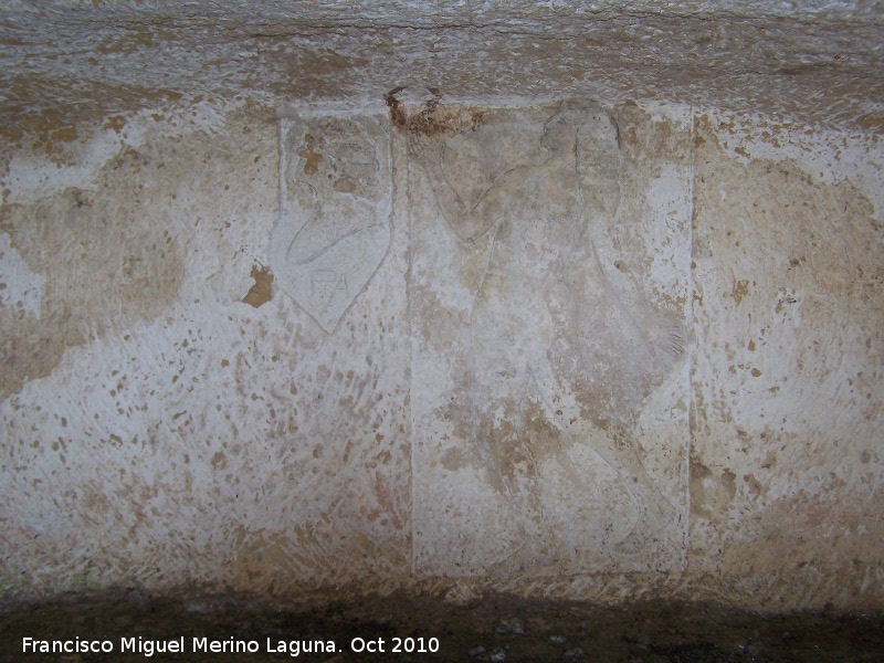 Oratorio visigodo de Giribaile. Iglesia - Oratorio visigodo de Giribaile. Iglesia. Escudo y mujer tallada