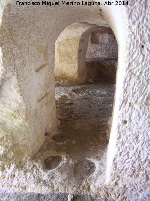 Oratorio visigodo de Giribaile. Iglesia - Oratorio visigodo de Giribaile. Iglesia. Apoyaderos de cntaros y baldas de armario