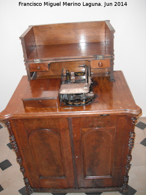 Mquina de coser - Mquina de coser. Museo de Artes y Costumbres Populares de Jan