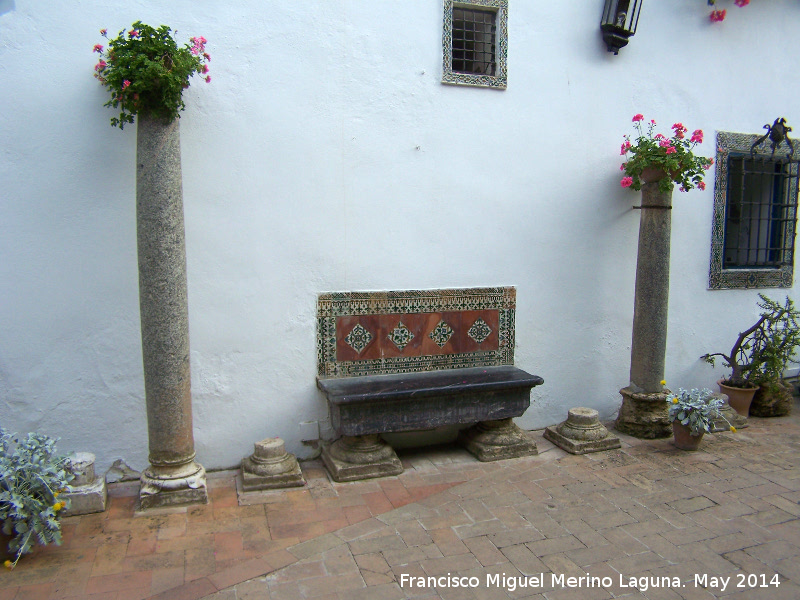 Palacio de Viana. Patio de los Jardineros - Palacio de Viana. Patio de los Jardineros. Banco