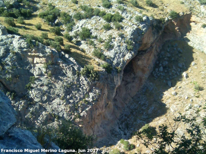 Abrigo Grande de los Caones - Abrigo Grande de los Caones. Desde El Almendro