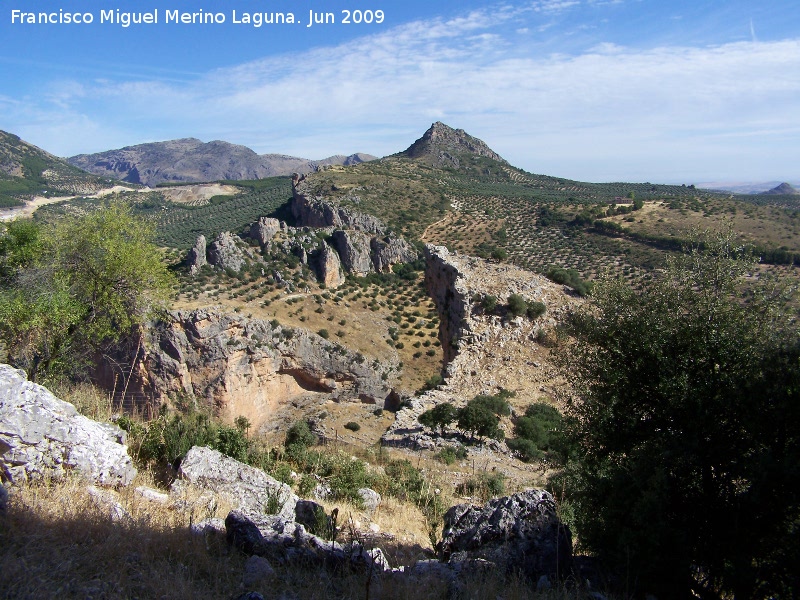 Abrigo del Dragn - Abrigo del Dragn. Vistas desde el abrigo. En primer trmino los Caones, despus el Canjorro y al fondo las Peas de Castro