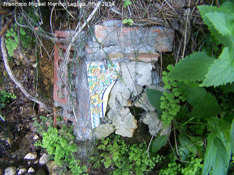 Fuente de los Ballesteros - Fuente de los Ballesteros. Restos de azulejo decorativo