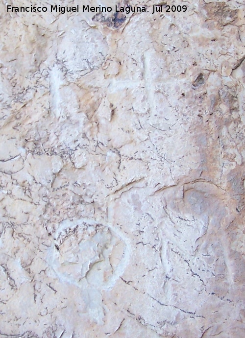 Pinturas y petroglifos rupestres de la Llana II - Pinturas y petroglifos rupestres de la Llana II. Conjunto izquierdo de petroglifos del abrigo