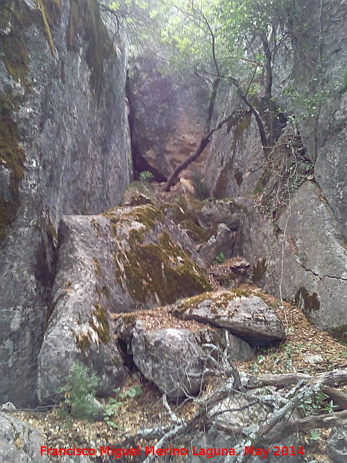Cueva del Yedrn - Cueva del Yedrn. Pasillo rocoso