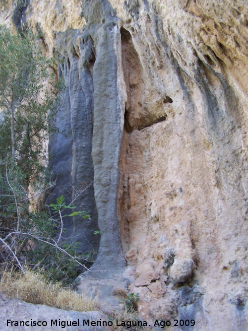 Poyo Bernab - Poyo Bernab. Formaciones de piedra del abrigo de la izquierda