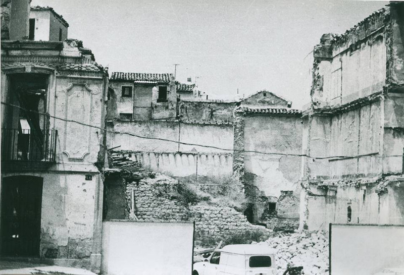 Plaza de las Cruces - Plaza de las Cruces. Edificio demolido de la Delegacin de Obras Pblicas con los restos de la muralla al fondo