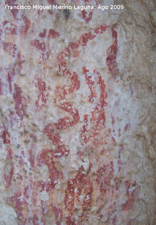 Pinturas rupestres del Poyo Bernab Grupo V - Pinturas rupestres del Poyo Bernab Grupo V. Lnea en zigzag terminada en su parte superior en silueta de cabeza de animal mirando hacia la izquierda con dos lneas curvas paralelas bajo ella
