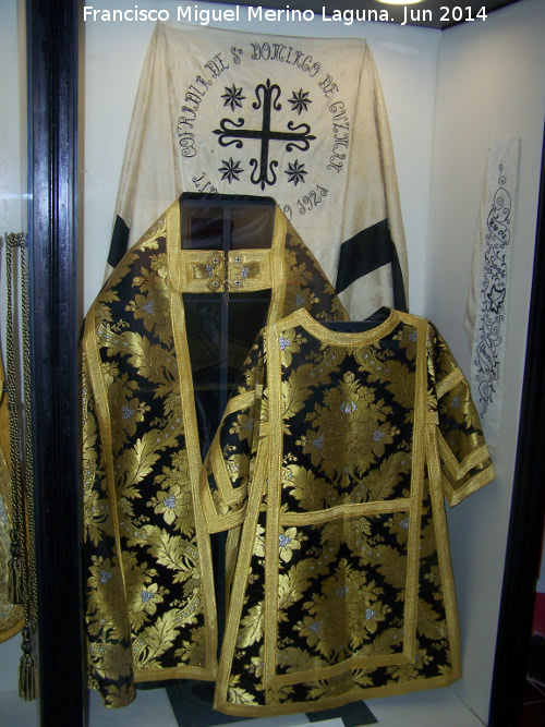 Museo del Hospital de los Marqueses de Linares - Museo del Hospital de los Marqueses de Linares. Prendas religiosas