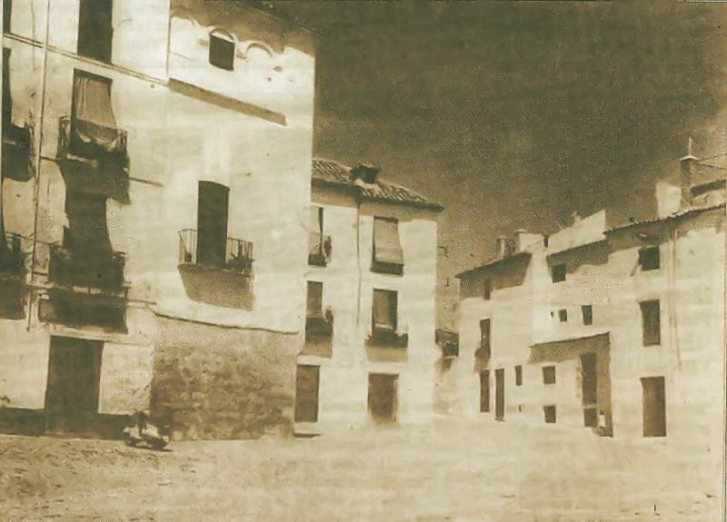 Plaza de los Hurfanos - Plaza de los Hurfanos. Foto antigua. En el lugar donde se ve la vespa, el Bar Turismo, subiendo la Calle de San Andrs, a la derecha, el molino de aceite La Molineta