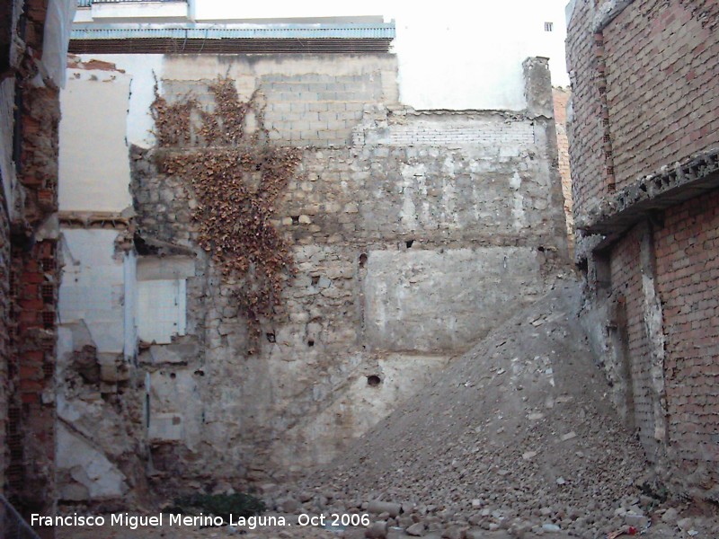 Muralla de Jan. Torreones y lienzos de la Calle Milln de Priego n 71 - Muralla de Jan. Torreones y lienzos de la Calle Milln de Priego n 71. Torren a la izquierda y muralla al fondo del solar n 71 de Milln de Priego