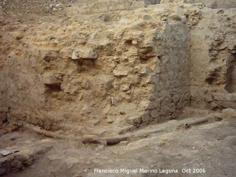 Muralla de Jan. Torreones y lienzos de la Calle Milln de Priego n 71 - Muralla de Jan. Torreones y lienzos de la Calle Milln de Priego n 71. Torren macizo que forma una esquina de la muralla